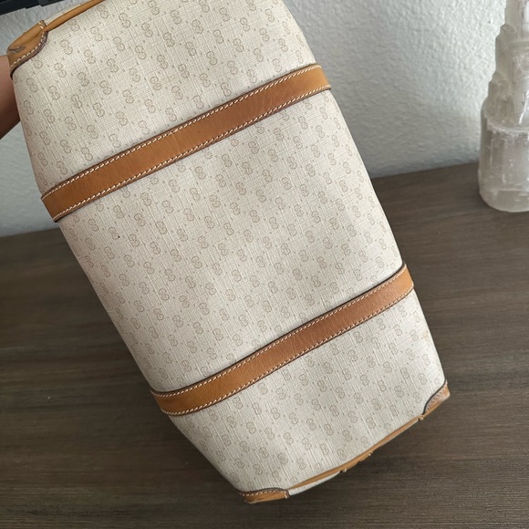 Authentic Vintage Gucci duffel handbag in Tan - Picture 13 of 15